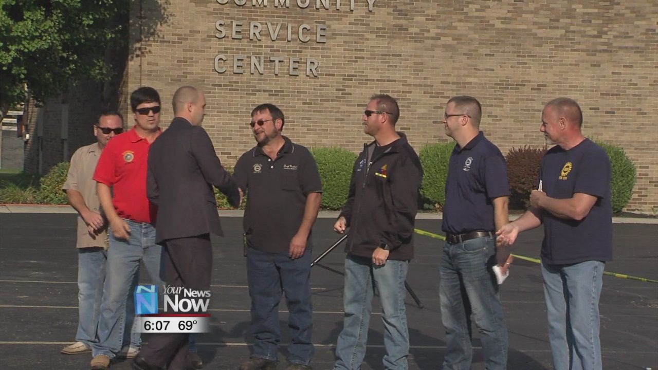 UAW gets Old Glory to fly outside of new office 2.jpg
